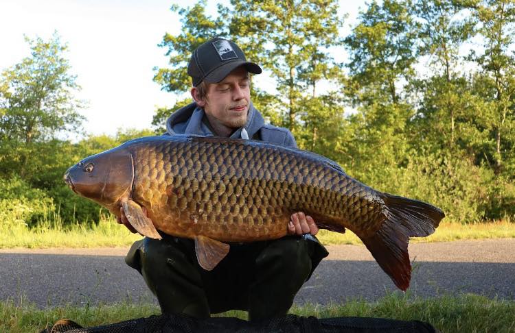 Vinny met een mooie Kanaal karper